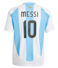 Charger l&#39;image dans la galerie, CAMISETA 1ª EQUIPACIÓN ARGENTINA COPA AMÉRICA 2024 JR MESSI
