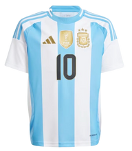 Load image into Gallery viewer, CAMISETA 1ª EQUIPACIÓN ARGENTINA COPA AMÉRICA 2024 JR MESSI
