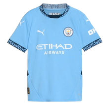 Cargar imagen en el visor de la galería, CAMISETA 1A EQUIPACIÓN MANCHESTER CITY 2024/25 JR
