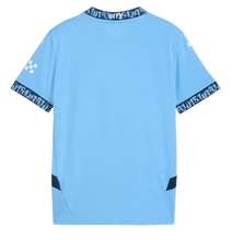 Cargar imagen en el visor de la galería, CAMISETA 1A EQUIPACIÓN MANCHESTER CITY 2024/25 JR
