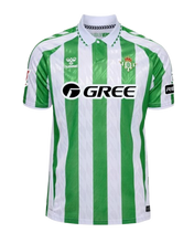 Charger l&#39;image dans la galerie, CAMISETA 1A EQUIPACIÓN REAL BETIS BALOMPIÉ 2024/25 JR
